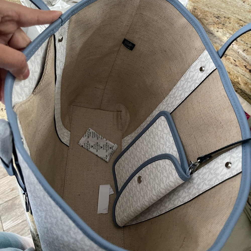 New ๐ mk large tote with clutch - Picture 5 of 9